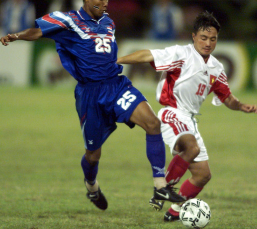 Năm 1997, Trương Việt Hoàng trở thành cầu thủ chuyên nghiệp của Thể Công