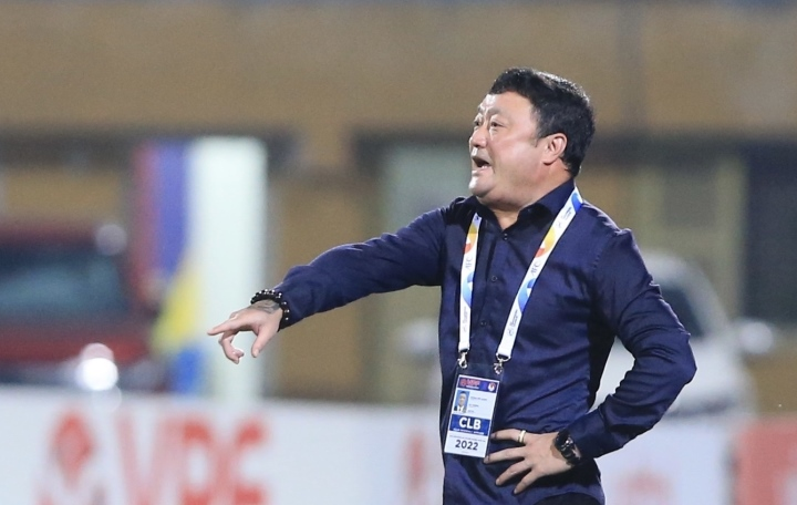 Trương Việt Hoàng và CLB TPHCM hợp tác với nhau ở lượt về V-League 2022