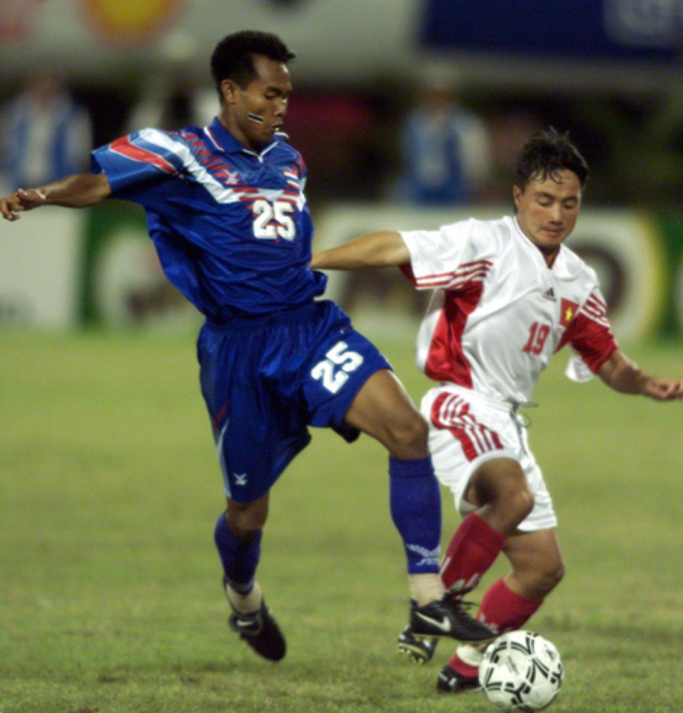 Trương Việt Hoàng và cú sút 16m50 đã mở màn cho chiến thắng tại bán kết Tiger Cup 1998